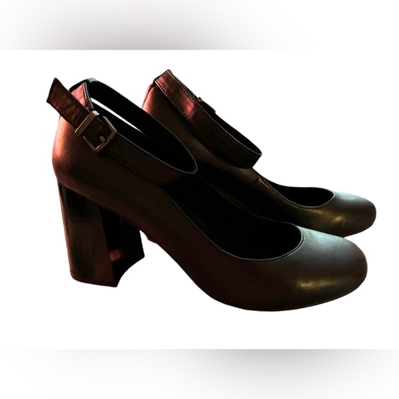 Kenneth Cole Reaction, Women's Size
8.5M Black High Heels - Picture 2 of 7